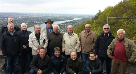 Die mitgereisten Snger des MGV Niederhausen bei guter Laune auf dem Drachenfels. Foto: Verein