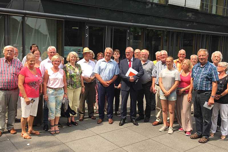 
Die Besuchergruppe vor den Abgeordnetenbros. In der Mitte (mit Mappe) Fredi Winter (SPD-MdL), rechts von ihm der SPD-Ortsvereinsvorsitzende Thomas Eckart, links von ihm der stellvertretende Ortsvereinsvorsitzende Jrgen Trenck. Foto: SPD