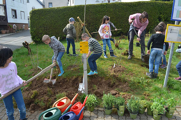 Die Kinder bei der Arbeit. Fotos: Kreisverwaltung