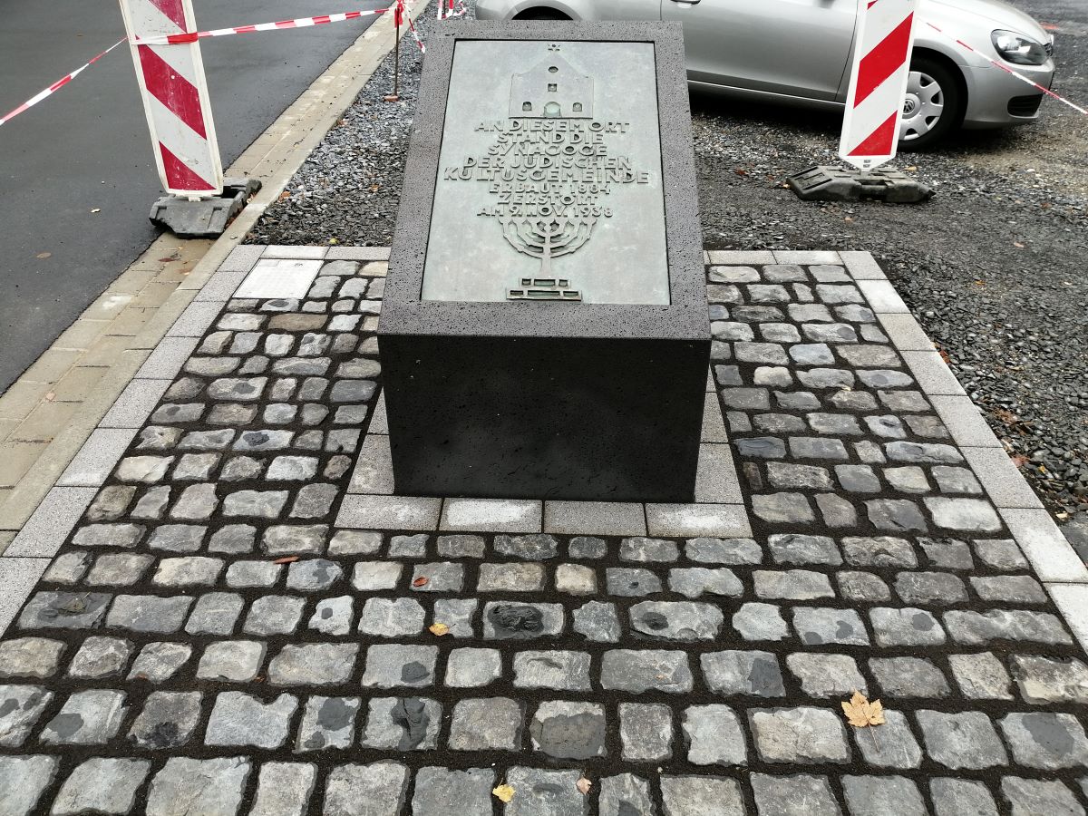 Auf einem Basaltpodest hat die Gedenktafel fr die Synagoge der jdischen Kultusgemeinde Altenkirchen ihre erhobene Position eingenommen. (Foto: vh)