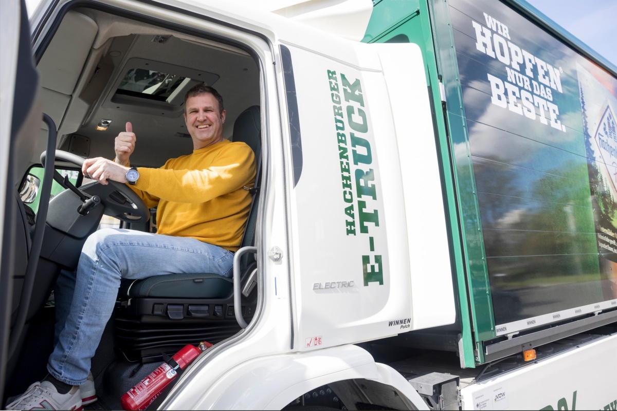 Hier sitzt es sich gut: Am Steuer des Hachenburger E-Trucks. (Fotos: Westerwald-Brauerei)