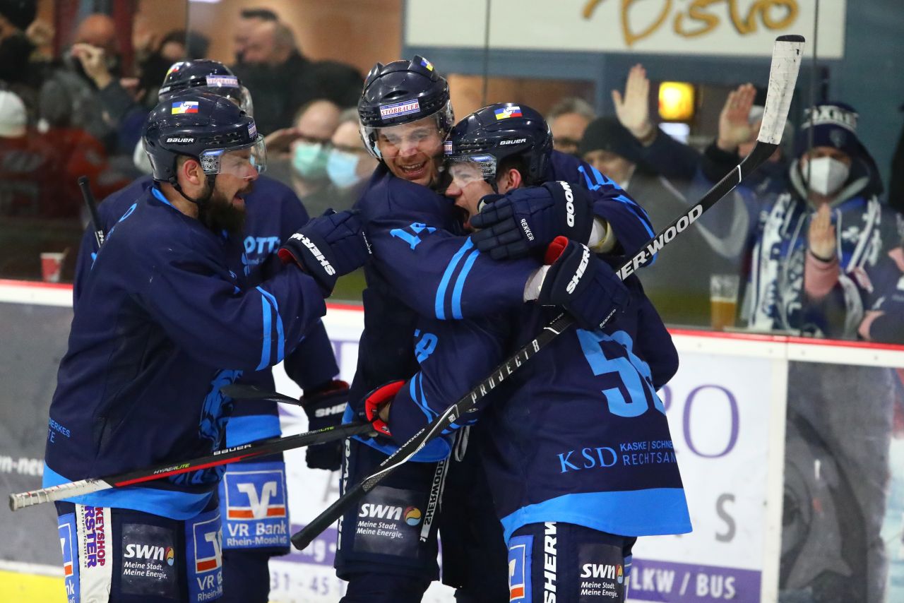 Welch eine groartige Einheit: Die Neuwieder Bren begeisterten die Fans als Kollektiv. Hier feiern Daniel Pering und Frederic Hellmann den 2:0-Torschtzen Luca Hufler (rechts). Foto: EHC