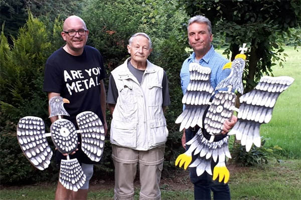 Alles im grnen Bereich bei den Waldbreitbacher Schtzen: Brudermeister Thomas Over (rechts) und der 2. Brudermeister Martin Durst (links) danken ihrem 86-jhrigen Ehrenmitglied Richard Hahn fr dessen tierisch groe Verbundenheit und das Anfertigen der Knigsadler zum groen Schtzenwochenende am 3.und 5. August.