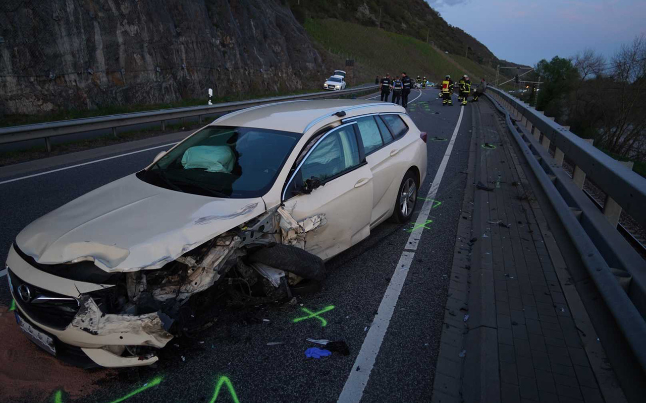 Autos stieen auf B 42 bei Hammerstein frontal zusammen