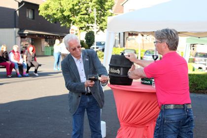 Fassanstich durch Ortsbrgermeister Bernd Niederhausen (links) und Egon Isenhardt. Fotos: Annalena Knipp