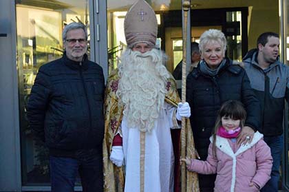 Das Organisatorenteam begrte den Nikolaus, die vielen Kinder und Besucher des Weihnachtsmarktes auf dem Synagogenplatz in Hamm. Fotos: kk