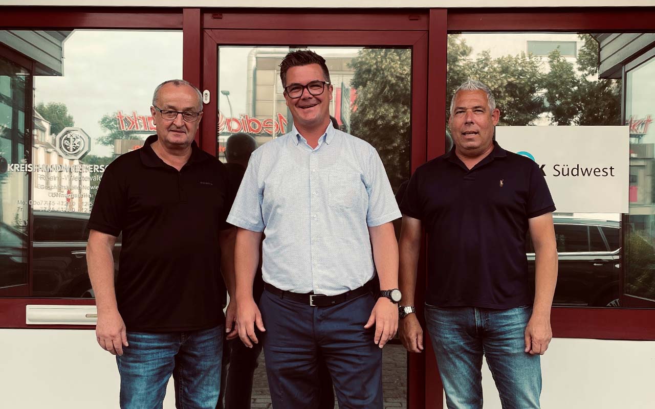 Arbeiten eng zusammen, um den Herausforderungen auf dem Arbeitsmarkt zu begegnen (von links): Geschftsstellenleiter Matthias Dahmen, Brgermeister Peter Jung und Kreishandwerksmeister Ralf Winn. (Foto: Kreishandwerkerschaft)
