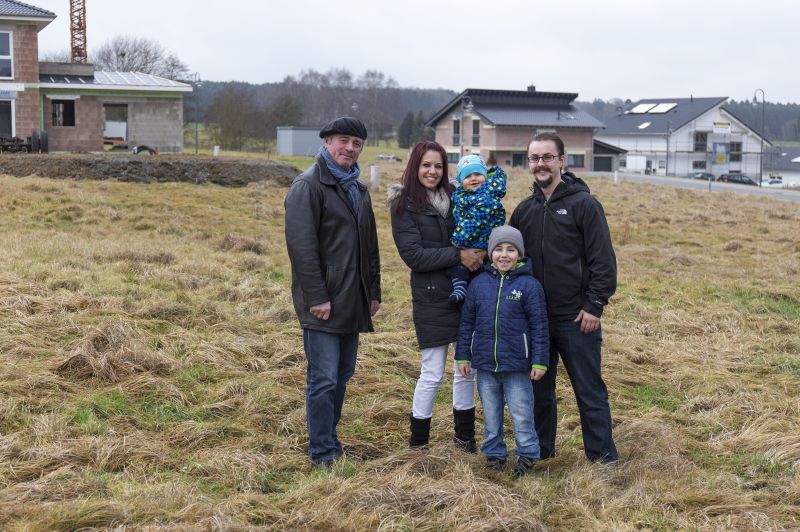 Familie Hartmann, die Kufer des letzten Grundstcks im Selterser Neubaugebiet Im Gleichen und Stadtbrgermeister Rolf Jung (links). Foto: privat