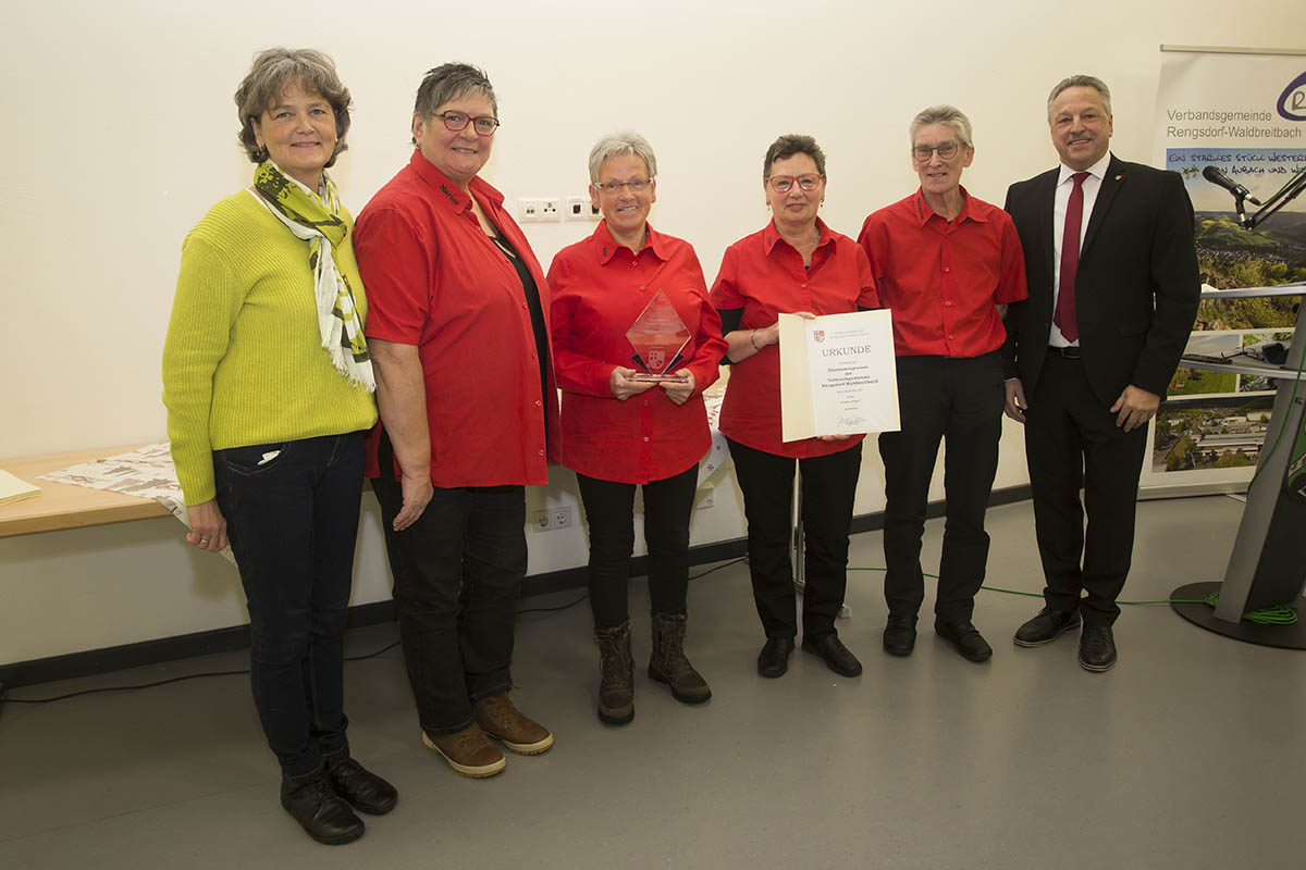 Carmen Boden (links) und Hans-Werner Breithausen (rechts) berreichen einer Abordnung der Gruppe "65plus" den Ehrenamtspreis der Verbandsgemeinde. Foto: Wolfgang Tischler