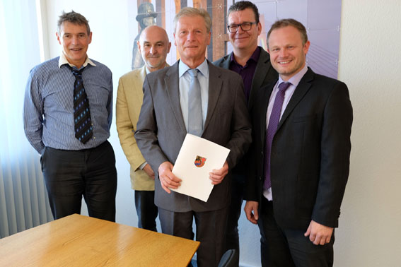 Horst Kern (Bildmitte) dankten (von rechts) Baudezernent Jan Einig, Personalratsvorsitzender Jrg Hergott, Achim Schumann, Leiter der Bauordnungsabteilung, und Bauamtsleiter Jrg Steuler. Foto: Privat