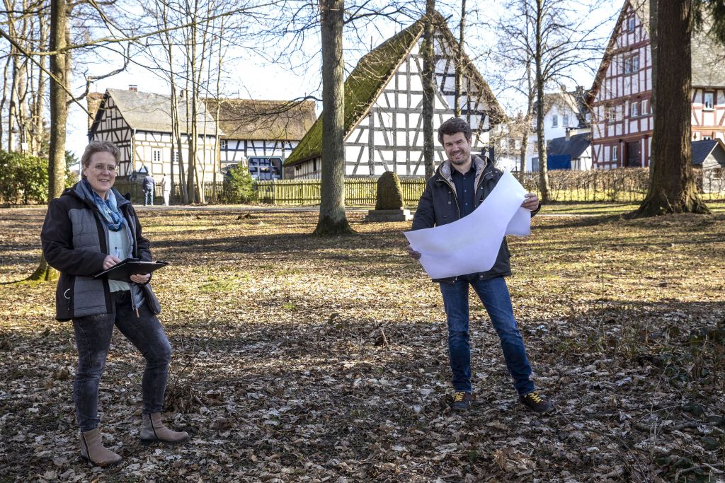 Katrin Lck von der Verbandsgemeindeverwaltung und Stadtbrgermeister Stefan Leukel im
Bereich des Burggartens, der im ersten Bauabschnitt saniert werden soll. Foto: privat