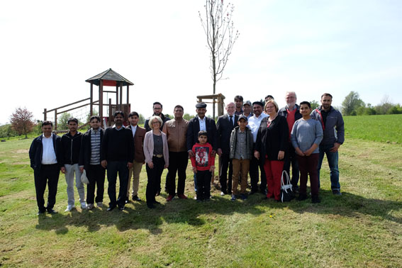 Mohammad Alam Sohal (Sechster von rechts), Oberbrgermeister Nikolaus Roth (Zehnter von rechts), Ortsvorsteherin Ingrid Ely-Herbst (Vierte von rechts) und ihre Stellvertreter Getrud Thran (Sechste von links) und Lothar He (Dritter von rechts). Foto: Privat