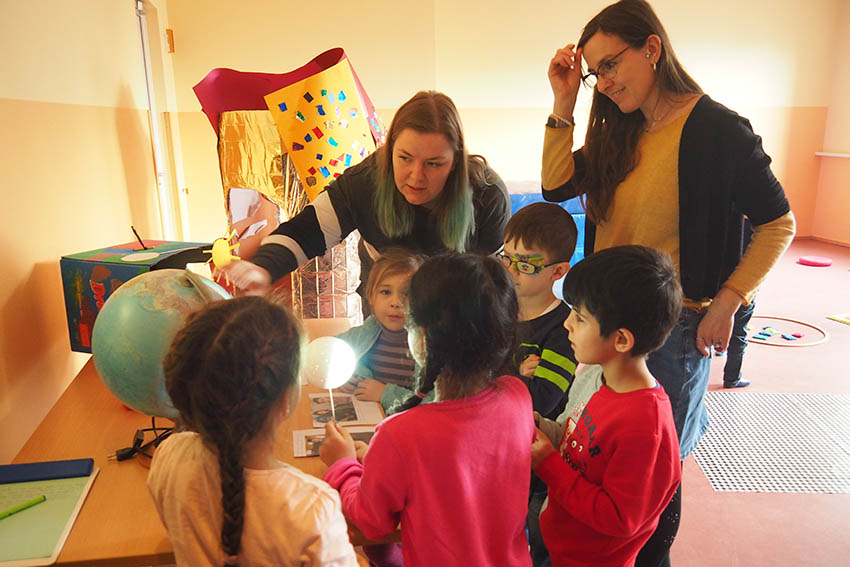 Beim Projekt zum Thema Weltall beschftigten sich die Kinder im HadeKi auch mit dem Planet Erde. Foto: Stadt Bendorf