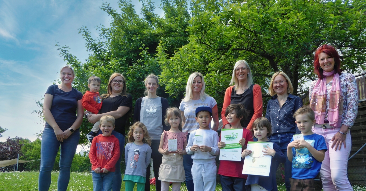 Die Kindertagessttte wurde nun schon zum fnften Mal fr ihr Engagement im Bereich Naturwissenschaften, Mathematik und Technik ausgezeichnet - was die kleinen und groen Verantwortlichen natrlich zu recht freut. (Foto: Kita)