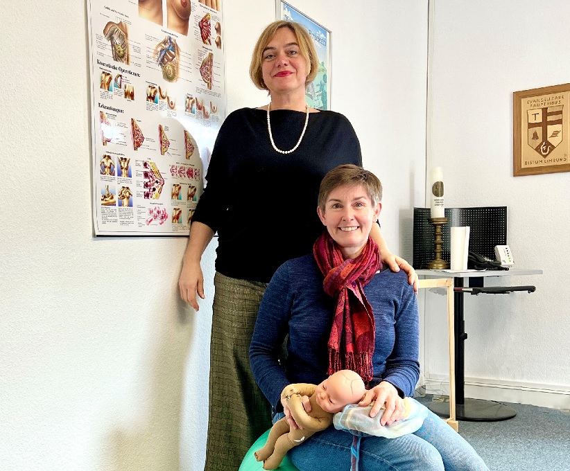 Sie bieten jeden zweiten Dienstag im Monat die Hebammensprechstunde im Caritas-Beratungszentrum in Montabaur an: Susanne Thielheim (sitzend) und Mareike Rmer. (Foto: Caritasverband Westerwald-Rhein-Lahn / Holger Pritzsch)
