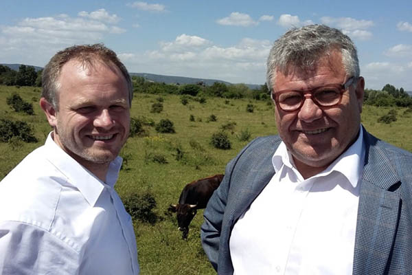 Jan Einig und Michael Mahlert trafen sich zum Informationsaustausch im Engerser Feld. Foto:Kreisverwaltung