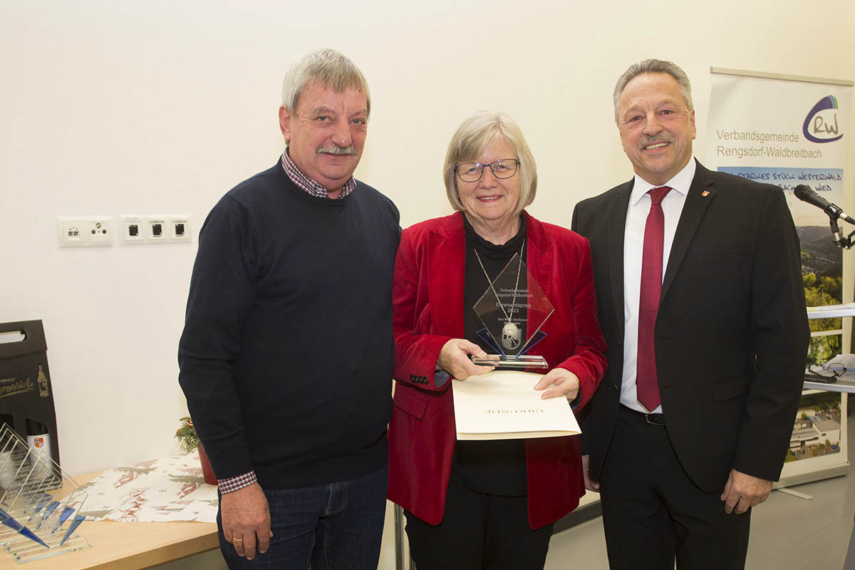 Heidelore Momm eingerahmt von Ortsbrgermeister Heinz-Otto Zantop (links) und Brgermeister Hans-Werner Breithausen. Foto: Wolfgang Tischler