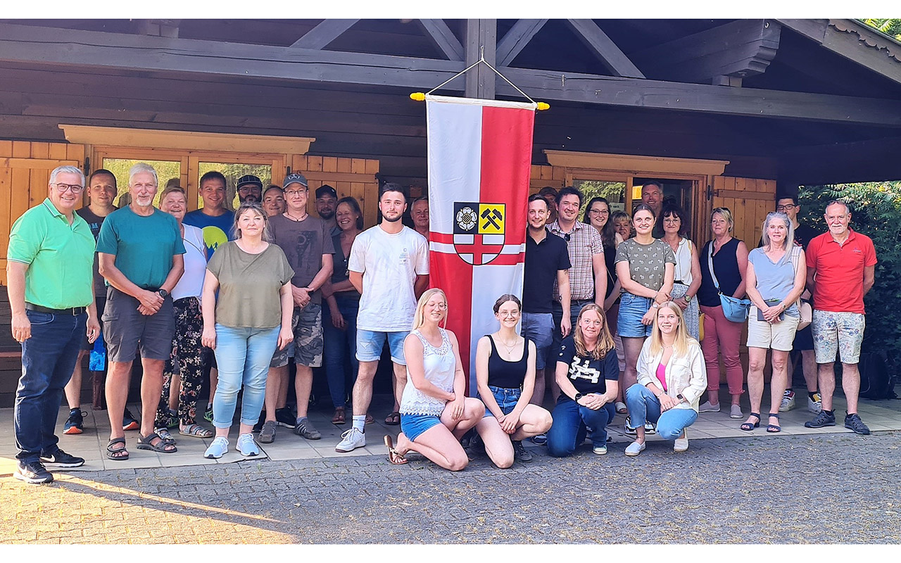 Die Teilnehmer der Auftaktveranstaltung in der Freizeithtte in Pleckhausen zur Grndung eines Heimat- und Verschnerungsvereins. (Foto: OG Pleckhausen)