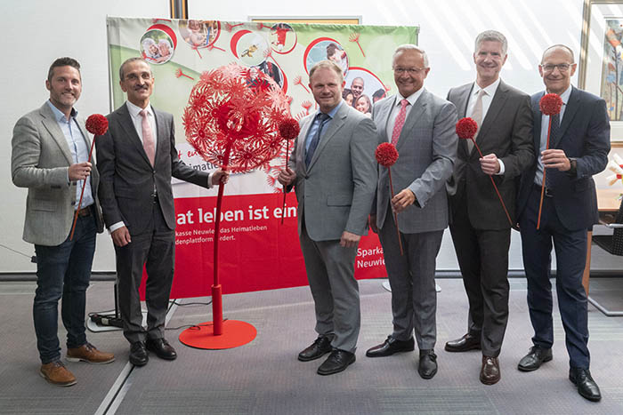 Von Links: Stefan Pandorf, Dr. Hermann-Josef Richard, Jan Einig, Achim Hallerbach, Thomas Paffenholz und Gerhard Grn prsentierten gemeinsam die Spendenplattform Heimatleben. Foto: Wolfgang Tischler