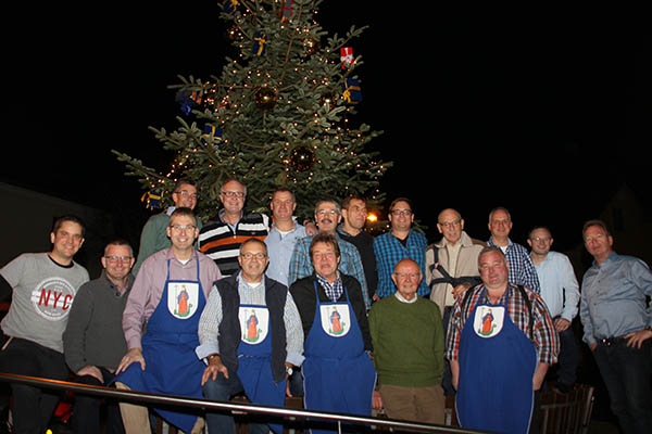 Jahresabschlusstreffen mit den Helfern vor dem Weihnachtsbaum am Weiser Marktplatz. Oberbrgermeister Jan Einig (2.v.r.) und Thomas Riehl von den SBN (3.v.r) dankten den Aktiven fr ihren Einsatz rund um das Jahr. Fotos: pr 