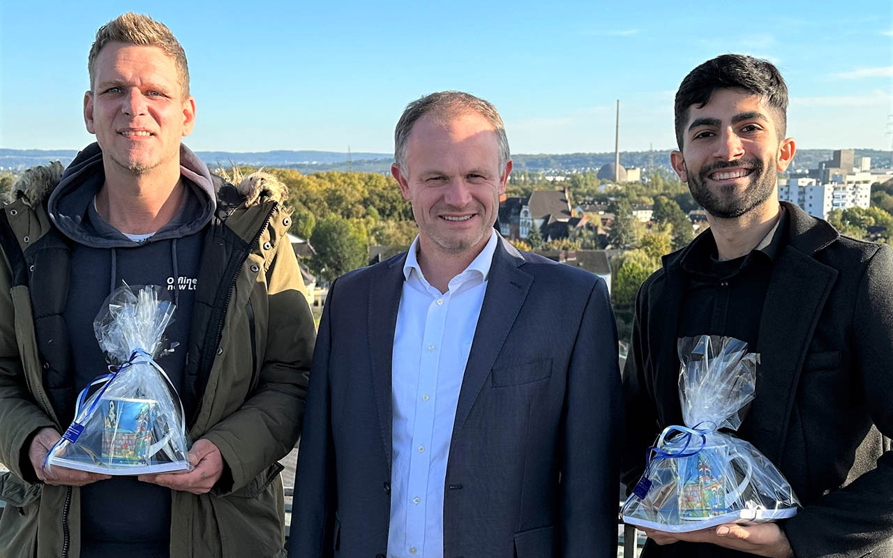 "Sie sind echte Vorbilder", dankte Oberbrgermeister Jan Einig Ferheng Mousa (rechts) und Andreas Schirro (links) fr ihren selbstlosen Rettungseinsatz beim schlimmen Unfall in der Heddesdorfer Strae. (Foto: Stadt Neuwied / Ulf Steffenfauseweh)
