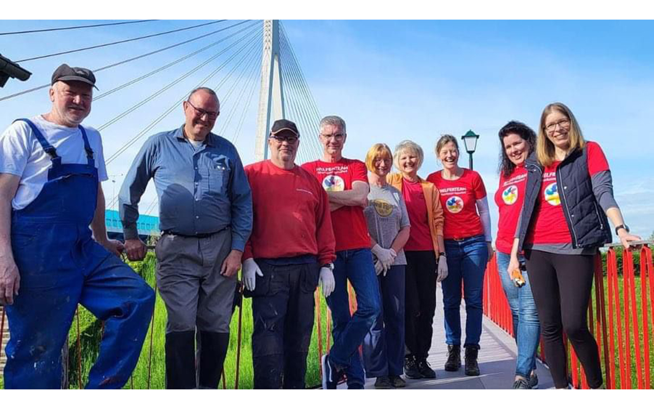 Sparkassenmitarbeiter haben beim Gelnderanstrich beim NWV Neuwied geholfen. (Foto: Silvia Wirges)