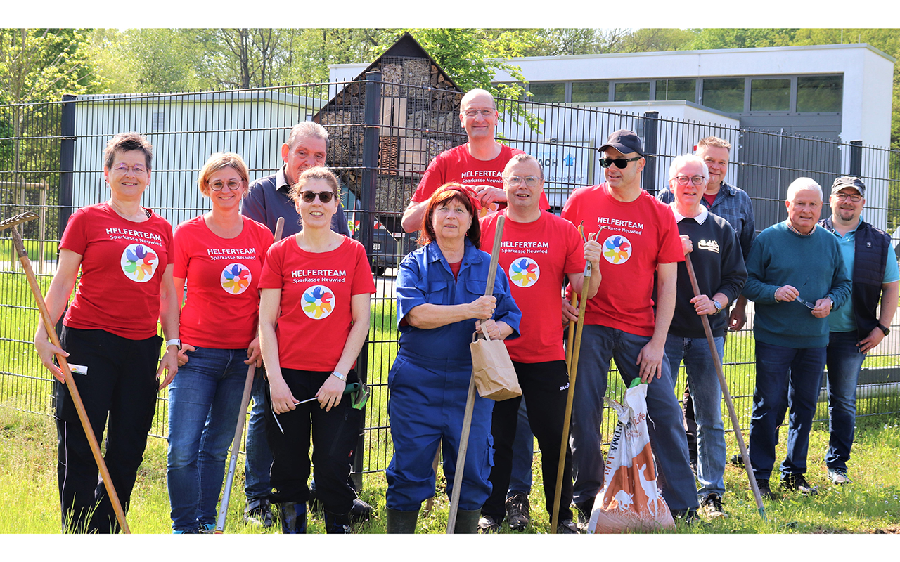 Zwischen Puderbach und Raubau an der Klranlage Hlzchens Mhle gemeinsam mit der Aktionsgruppe Puderbacher Land eine Blhflche angelegt. (Fotos: Sparkasse Neuwied)