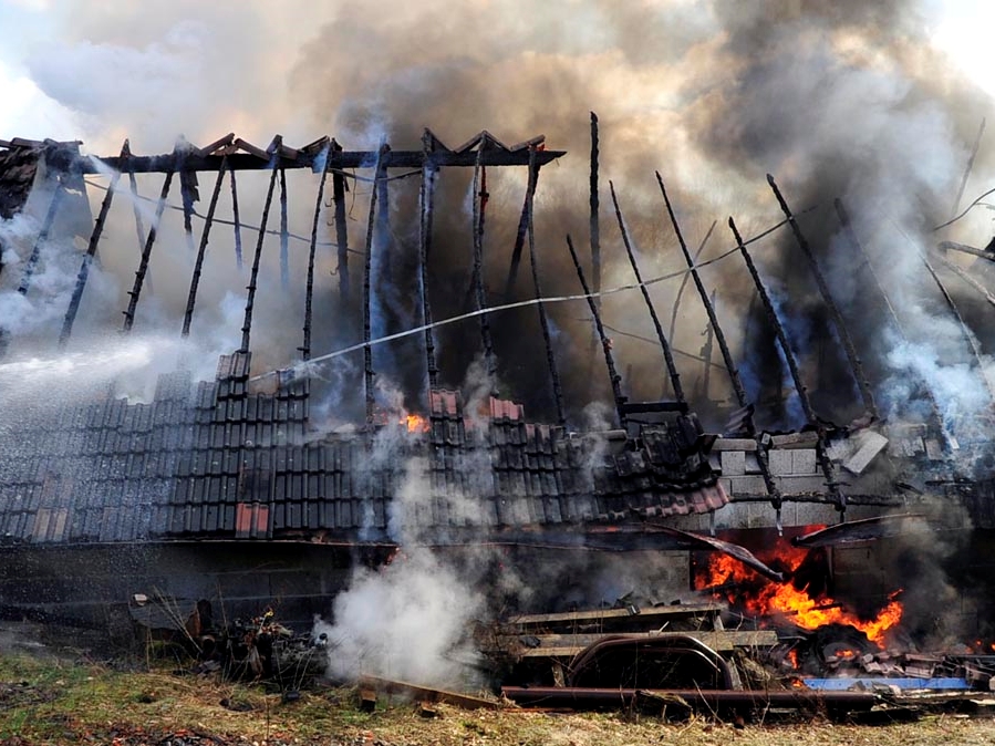 Die Scheune brannte trotz des schnellen Einsatzes der Feuerwehren vollstndig ab. (Foto: kk)