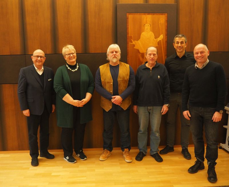 V.l.n.r: Brgermeister Kessler, Simone Olk (Personalrat), Helmut Gelhardt, Ralph Sommer (stellvertretender Fachbereichsleiter), Thomas Gutfrucht (Broleiter) und Uli Kalb (stellvertretender Broleiter). Foto: privat