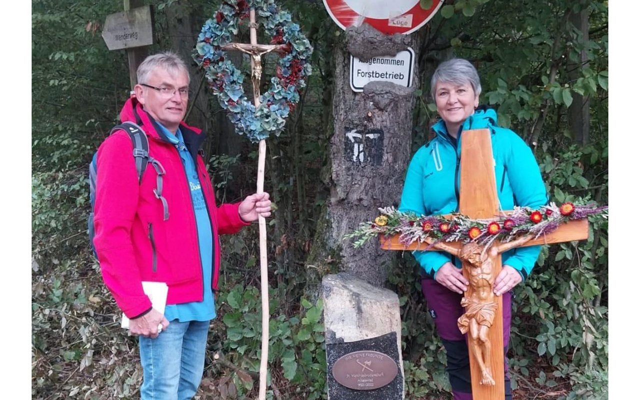 Das Foto erinnert an die Fu-Herbstwallfahrt der Sankt Matthiasbruderschaft Altenwied im vergangenen Jahr und zeigt Herbert Wagner und Kirstin Schneberg aus der Pfarrei Neustadt. (Foto: Rainer Prangenberg)
