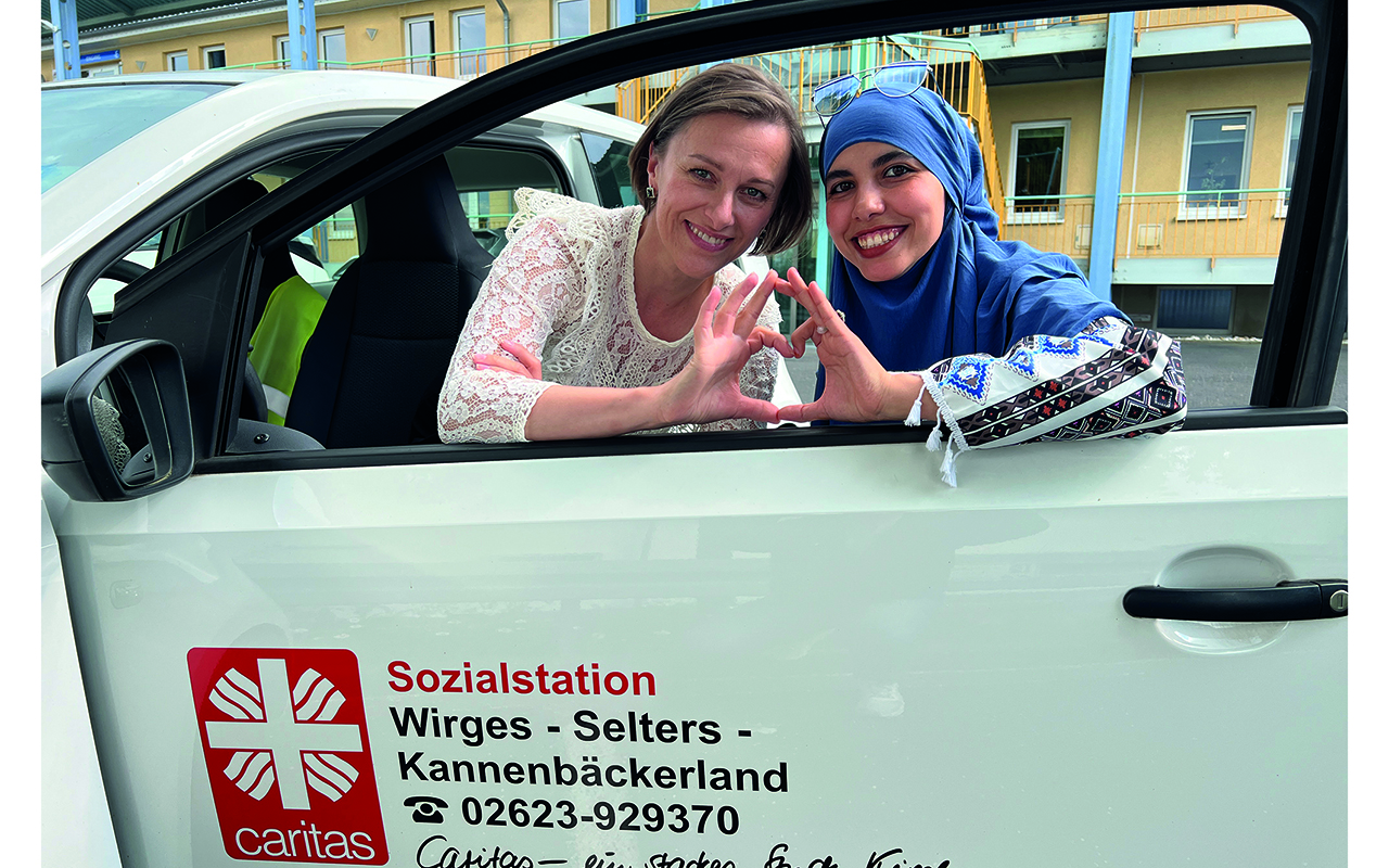 Ein tolles Team: Bouchra Bouziane (links) aus Marokko und Halyna Filias aus der Ukraine absolvieren eine Ausbildung zur Pflegefachkraft beim Caritasverband Westerwald-Rhein-Lahn. (Foto: Caritasverband Westerwald-Rhein-Lahn/Holger Pritzsch)