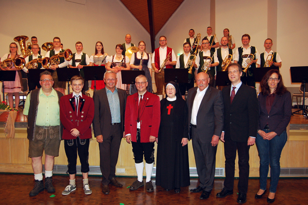 Die Egerlnder-Musikanten des Ausbildungsmusikkorps der Bundeswehr begeisterte das Publikum im Rahmen eines Benefizkonzertes fr den Frderverein der DRK Kamillus Klinik Asbach (von links nach rechts): Mark Schommers, Fabian Wachtler, Vorsitzender des Kreismusikverbandes Neuwied, Achim Hallerbach, musikalischer Leiter Dirk Wachtler, Oberin der Kamillianerinnen, Schwester Gabriela, Vorsitzender des Frdervereins, Helmut Reith, Chefarzt der Inneren Abteilung der DRK-Kamillus-Klinik, Markus Weyer, und Pflegedienstleiterin Savita Slavin. Foto: Privat