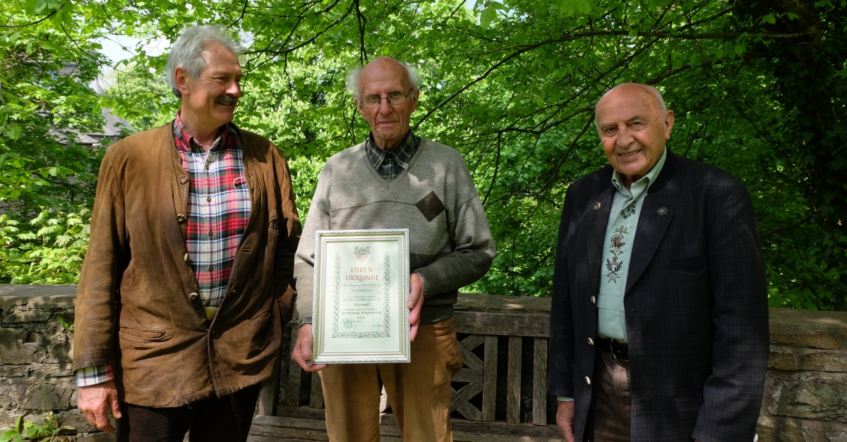 Anlsslich seiner 60-jhrigen Mitgliedschaft im Landesjagdverband Rheinland-Pfalz erhielt Wolfgang Hoffmann Ehrenurkunde und Treuenadel berreicht. Von links: Franz Straubinger, Wolfgang Hoffmann und Franz-Josef Quast. (Foto: KathaBe)