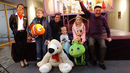 Von links: Jasmin Stiltz (stellv. Geschftsstellenleiterin Altenkirchen), Felix Prediker (10 Jahre, 3. Platz), Johanna Sperlich (Figurentheater), Ben Kleisz (3 Jahre, 2. Platz), Jana Siegemund (6 Jahre, 1. Platz), Harald Sperlich (Figurentheater). Foto: Sparkasse