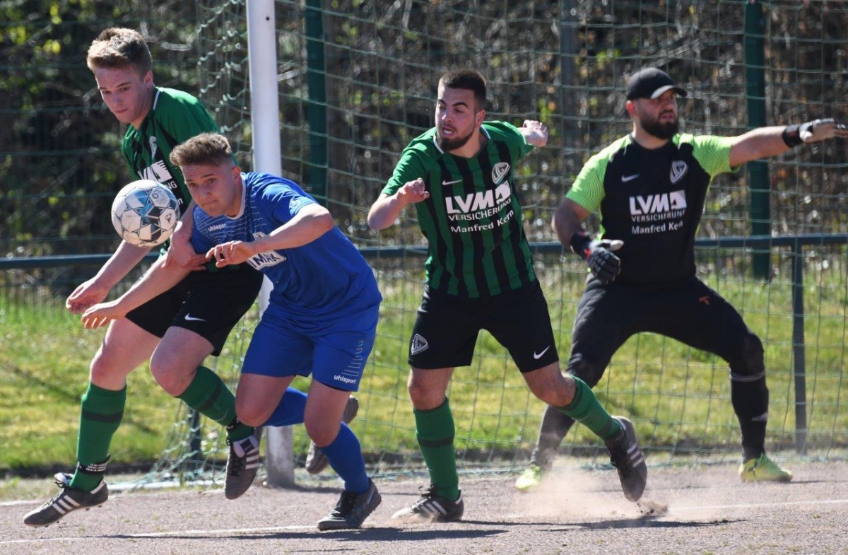 Voller Einsatz beim Lokalderby in Katzwinkel, wo der Finalist fr das Kreispokalfinale ermittelt wurde. (Fotos: balu) 