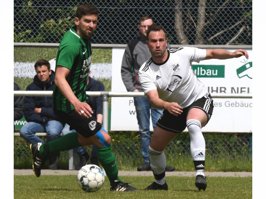 Sebastian Vierschilling (links in Grn-Schwarz) wurde im Vorfeld zum Karriereende nach dieser Saison vom HoKa-Vorstand verabschiedet. (Foto: Verein)