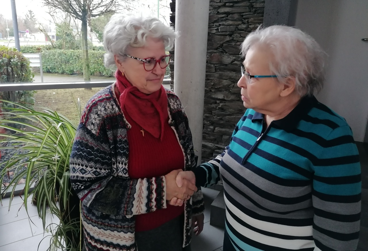 Dr. Ingrid Stollhof vom Vorstand des Neuwieder Hospizvereins (links) dankte Renate Mller fr ihre Spende. (Foto: Beate Christ)