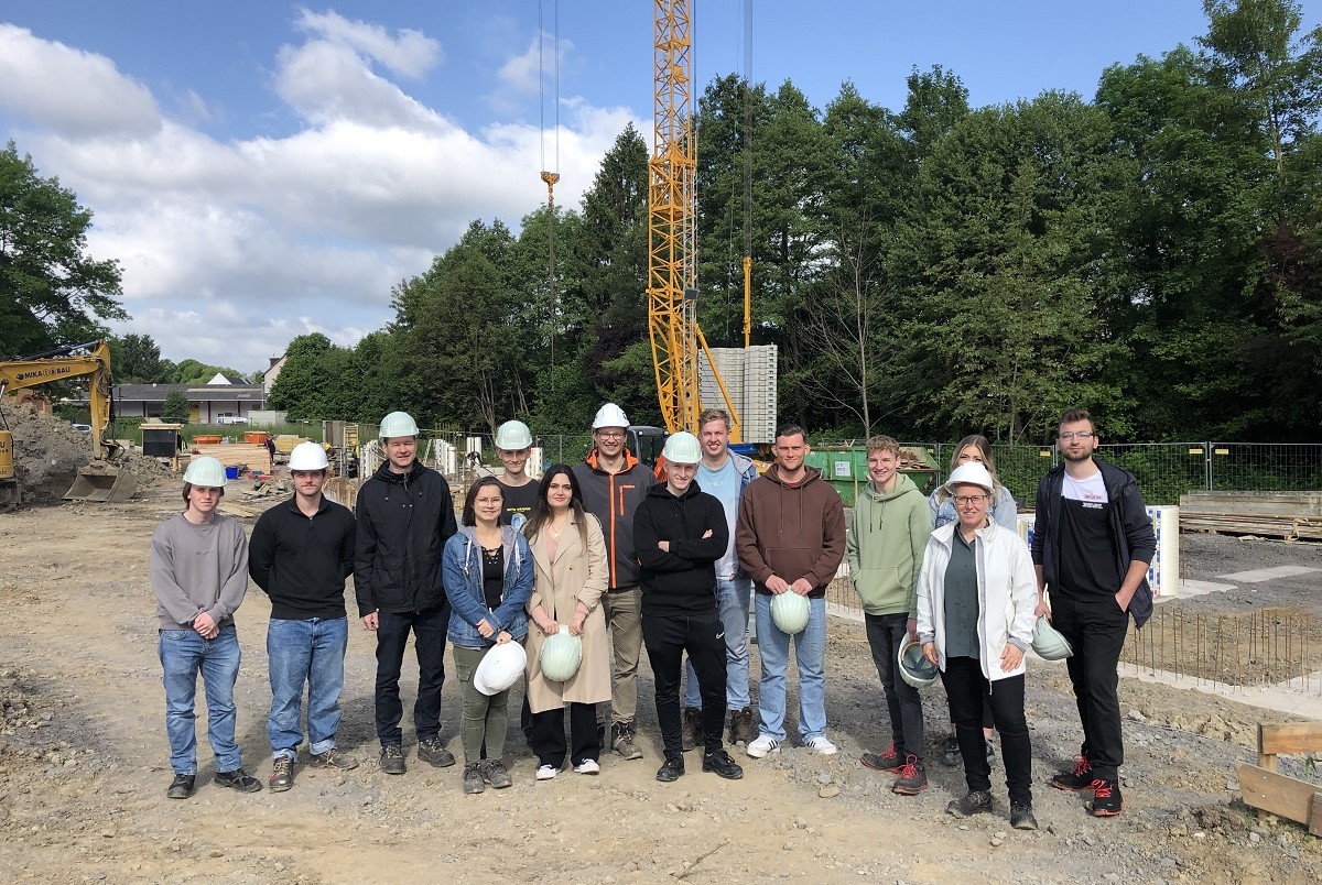 Reges Interesse zeigten an der Baustelle des Rhein-Wied Hospizes die Schler der Bauzeichner-Abschlussklasse der David-Rntgen-Schule Neuwied. (Fotos: Volker Michalowicz)