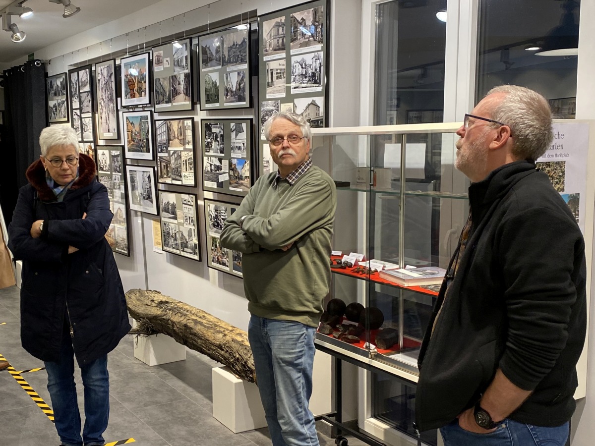 Im Historischen Quartier in Altenkirchen stellten (von rechts) der Schulreferent des evangelischen Kirchenkreises Altenkirchen, Martin Autschbach, und Horst Pitsch vom Trgerverein des Quartiers den Mitgliedern des Pfarrkonventes des Kirchenkreises die Recherchearbeiten rund um die jdische Geschichte der Kreisstadt und die Bemhungen um die Stolpersteine der Erinnerung (bis 2023 sollen rund 80 Steine an die jdischen Menschen erinnern, die einst hier lebten) vor. (Foto: Petra Stroh)