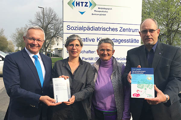 1. Kreisbeigeordneter Achim Hallenbach, Referentin Dr. Patricia Sandrieser, rztliche Direktorin Ingrid Degen und Psychiatriekoordinator Dr. Ulrich Kettler prsentieren die neusten Verffentlichungen der Referentin (von links). Foto: Kreisverwaltung