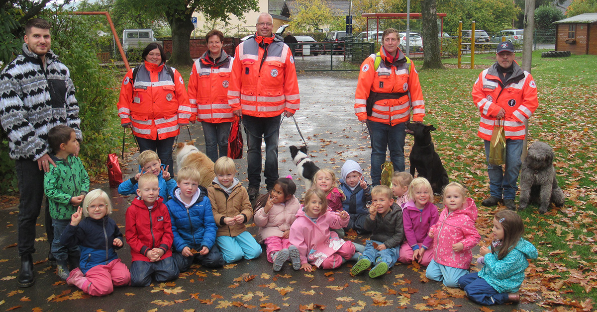 Fr die Kinder war der Besuch der Rettungshundestaffel etwas Besonderes. (Fotos: Kita)