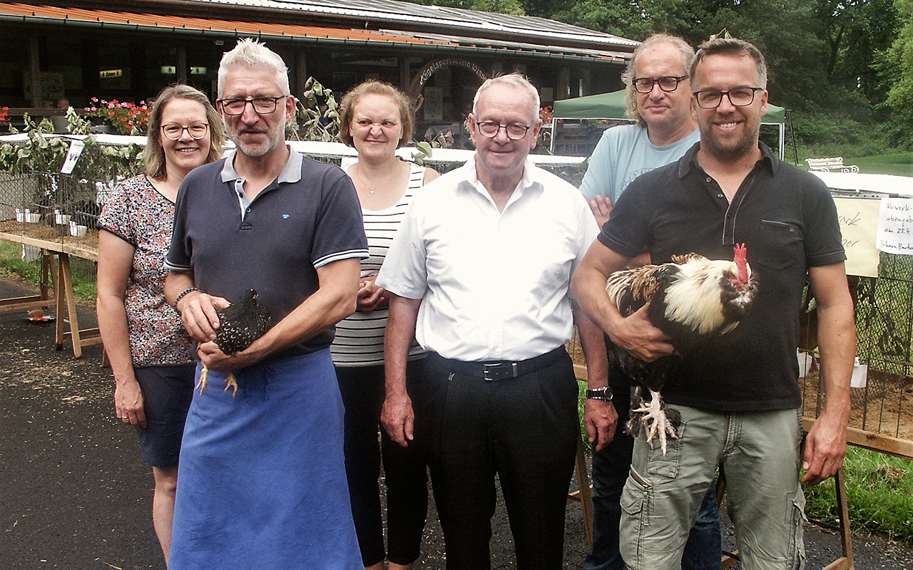 Dem aktuellen Vorstand des Rassegeflgel-Zuchtvereins Wissen gehren an (von links): Jennifer Hartmann, Jrg von Weschpfennig, Nadja Salzmann, Karl Josef Lauer, Thomas Salzmann und Jens Rdder. (Foto: Bernhard Theis)