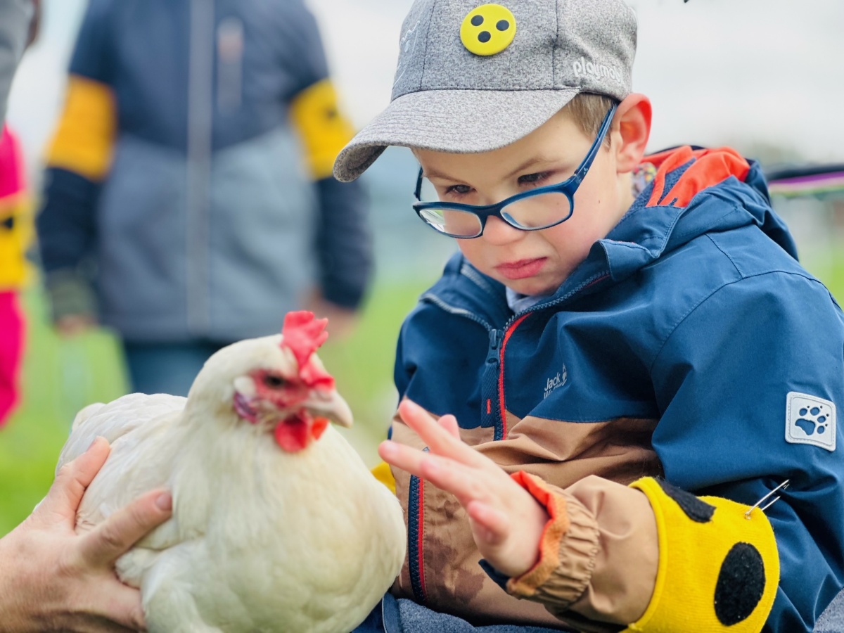 Die Schler der Landesschule fr Blinde und Sehbehinderte Neuwied mit ihrem Patenhuhn "Anette". (Fotos: Wller Helfen e. V.)