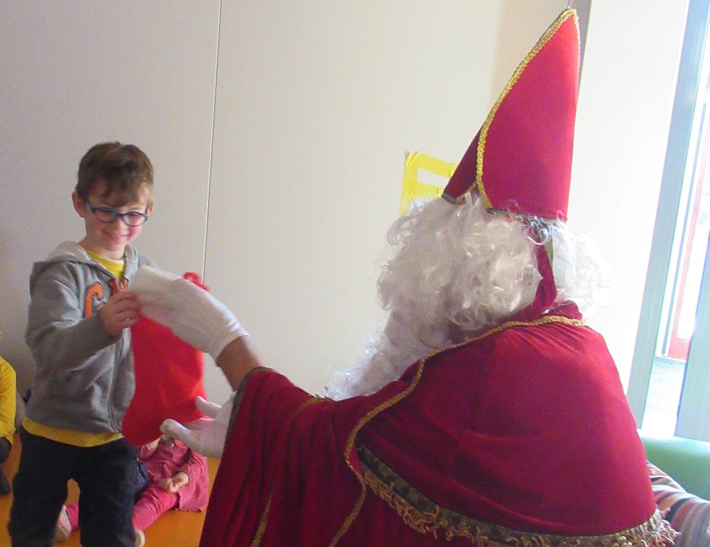 Nikolaus bringt Geschenke in die Kindertagessttte Hummelnest. Fotos: privat