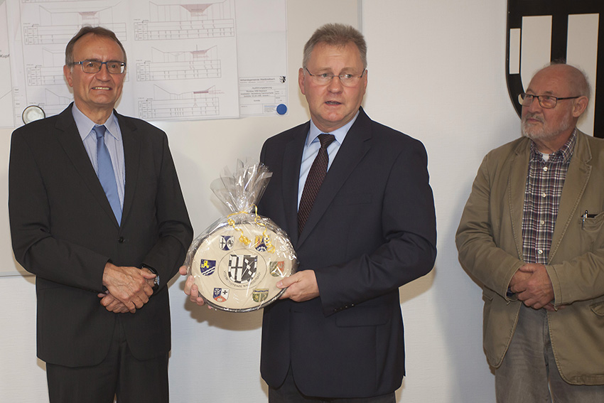 Viktor Schicker (Mitte) dankt Rainer Kaul mit dem Wappenteller der Verbandsgemeinde. Fotos: Wolfgang Tischler