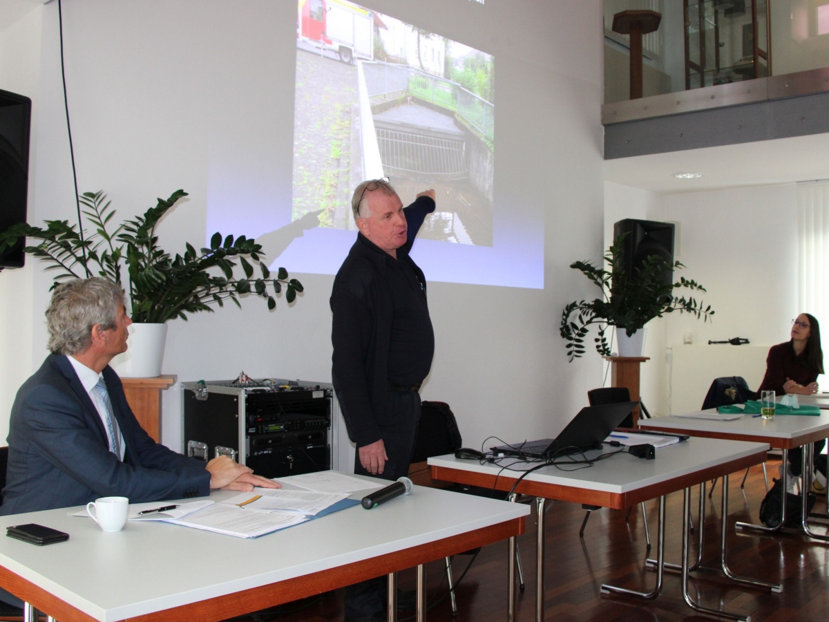 Jahrestreffen im Kulturhaus Hamm (Sieg): die Hochwasserpartnerschaft Mittlere Sieg: Jrgen Bensberg von der Feuerwehr Eitorf war einer der Referenten. (Foto: VG Hamm)