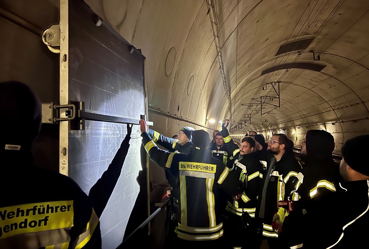 Die richtige Entnahme der Rollwagen wird erlutert. (Fotos: Thomas Huberty/ Feuerwehr VG Wirges)