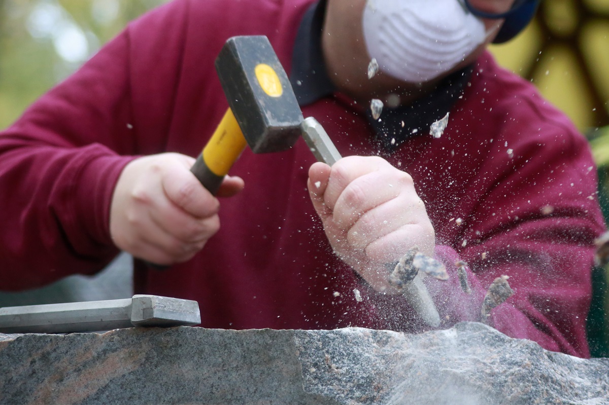 Quasi in Stein gemeielt: Azubis im Steinmetzhandwerk bekommen mehr Geld. Die IG BAU spricht von einem "kreativen Handwerk, bei dem sich  neben mehr Geld  auch viel Kunst aus dem Stein herausholen lsst." (Foto: Alireza Khalili)