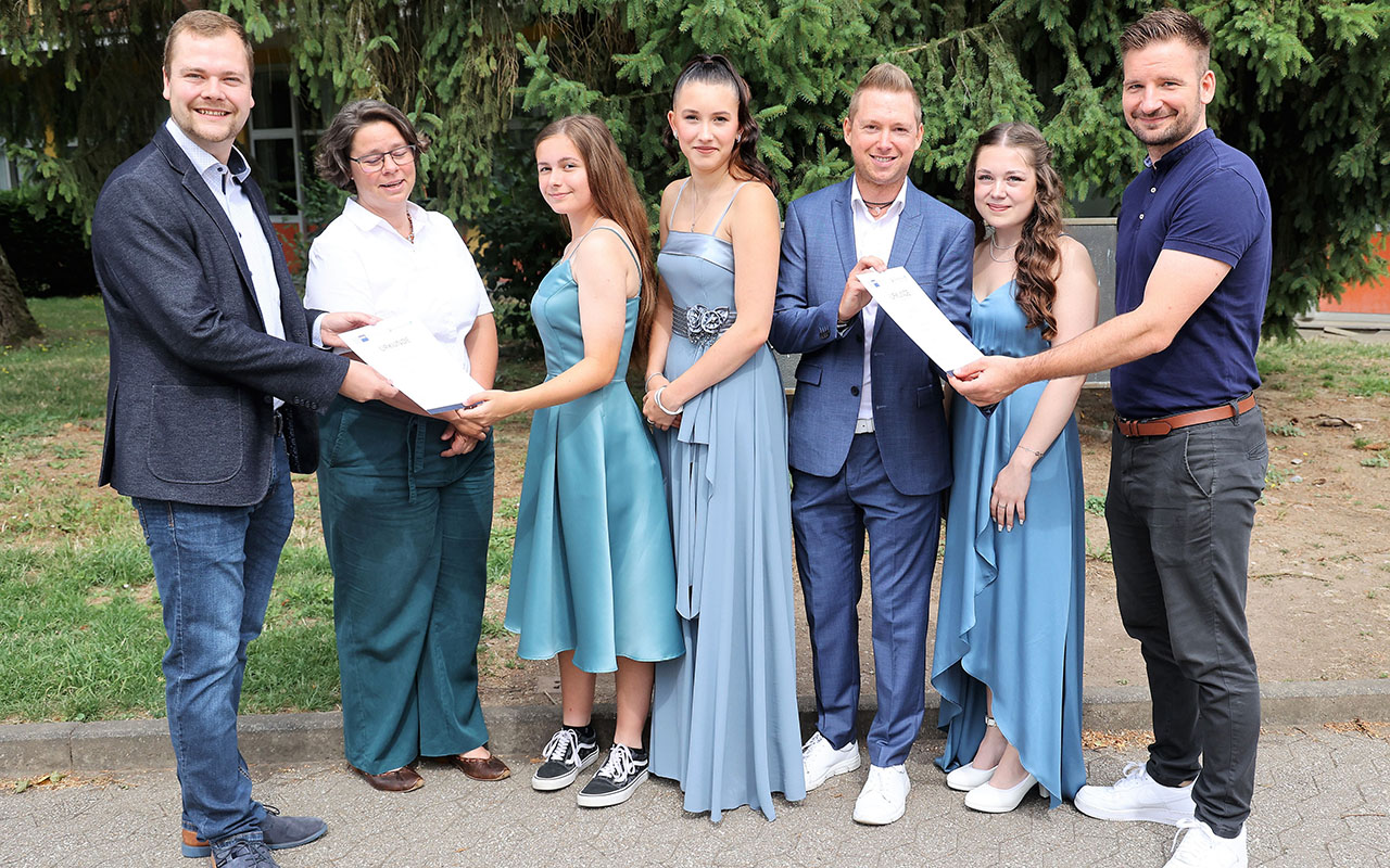 Die Kooperation wurde mit einer feierlichen Urkundenbergabe besiegelt. (Foto: Carmen-Sylva-Schule/IHK)