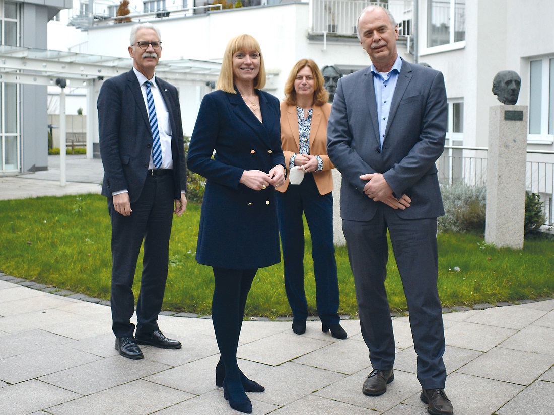 Bertram Weirich (rechts) wurde verabschiedet (Fotoquelle: IHK Koblenz)